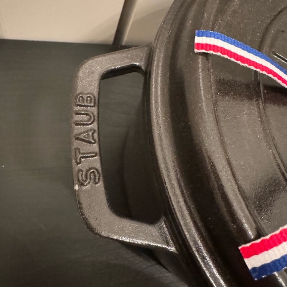 Staub 24 4qt 9-3/8” Cast Iron Round Dutch Oven Matte Black NEW - Picture 5 of 8